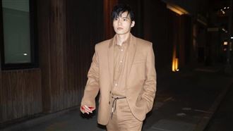 男星甜摟年上女被直擊　大方認愛不藏了