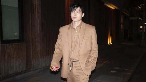 男星甜摟年上女被直擊　大方認愛不藏了