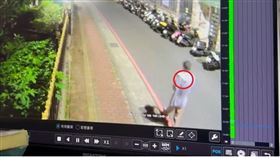 男子背剪刀的身影被拍下。（圖／翻攝畫面）