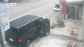 賓士女開車門一蹲　長裙下就地臭臭網看傻（圖／翻攝畫面）