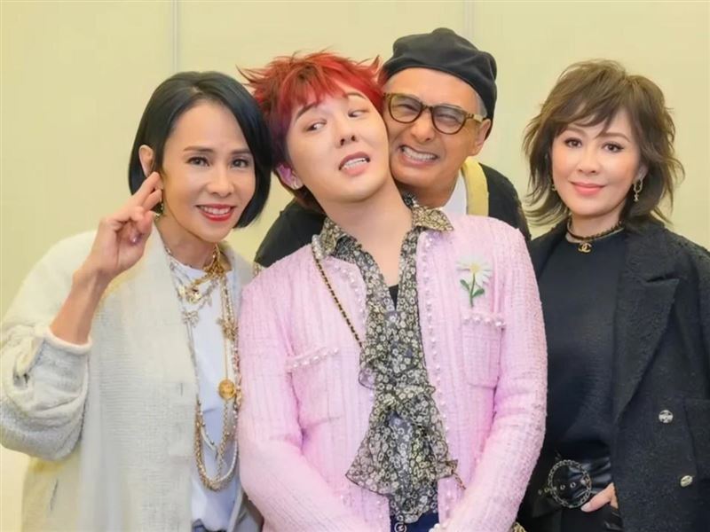 周潤發（右2）去年與GD（左2）、劉嘉玲（右1）和發嫂（左1）於香港舉行的CHANEL時裝秀上共同合影，引發高度關注。（圖／翻攝自IG @carinalau1208）