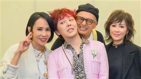 周潤發（右二起）、GD、劉嘉玲（右）和發嫂（左）於香港舉行的CHANEL時裝秀上共同合影，引發高度關注。（圖／翻攝自IG @carinalau1208）