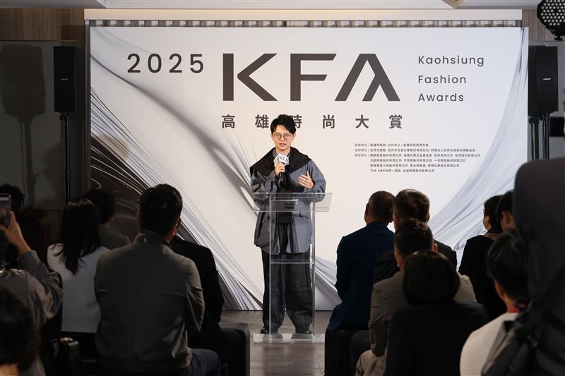 青年局長林楷軒致詞表示，高雄時尚大賞致力提供國內外新秀更寬廣的發展空間，今年首獎得主將前進日本東京時裝週觀摩並展出作品，協助品牌開拓國際舞台。（圖／高雄市政府提供）