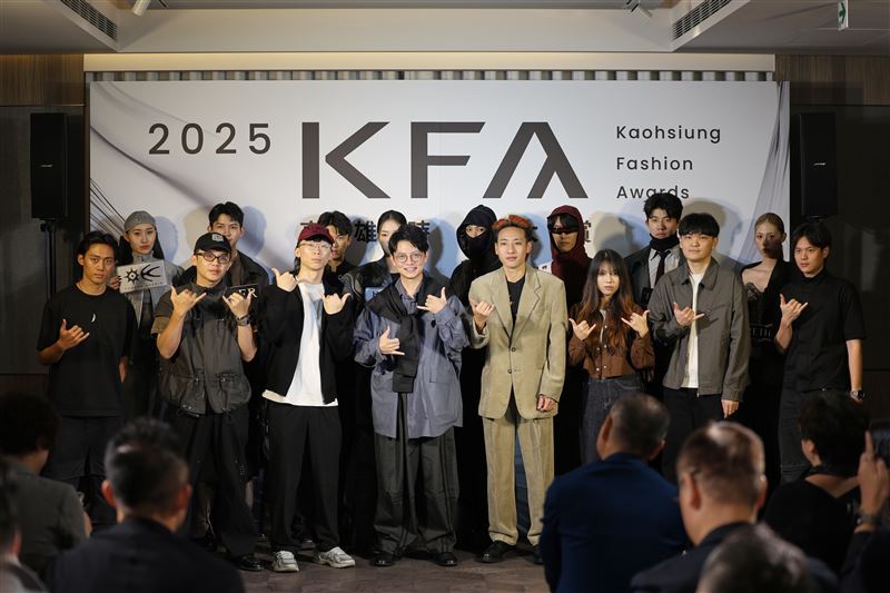 青年局長林楷軒（前排左四）與入圍決賽8 組設計品牌（第二排）與設計師們（第一排）合影，本次參賽陣容橫跨成熟品牌，以及風格鮮明的新品牌設計師。（圖／高雄市政府提供）