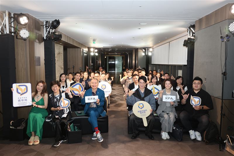 高雄時尚大賞交流茶會今日在THE AMNIS 然一酒店總統行館舉行，青年局長林楷軒（前排右三）與入圍設計師及贊助企業齊聚交流，為12月20日即將登場的決賽舞台暖身預熱。（圖／高雄市政府提供）