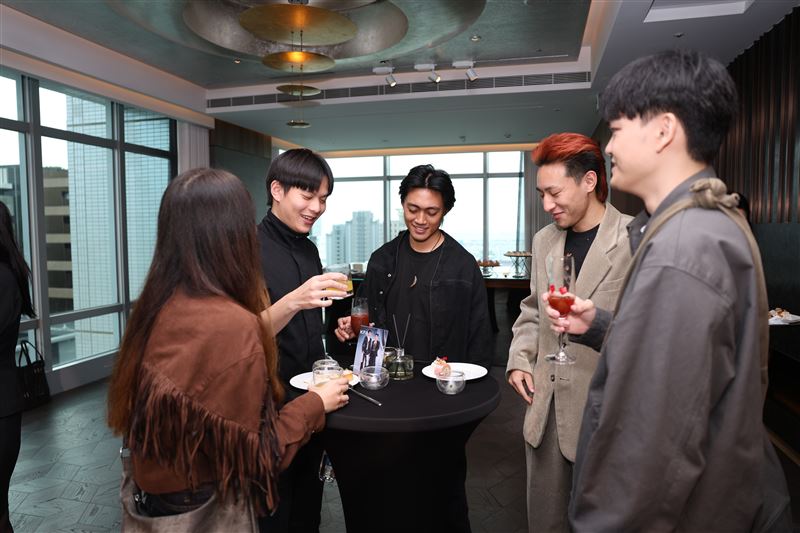 本屆入圍的設計師在茶會上對話交流創作歷程與心得，互動熱絡。（圖／高雄市政府提供）