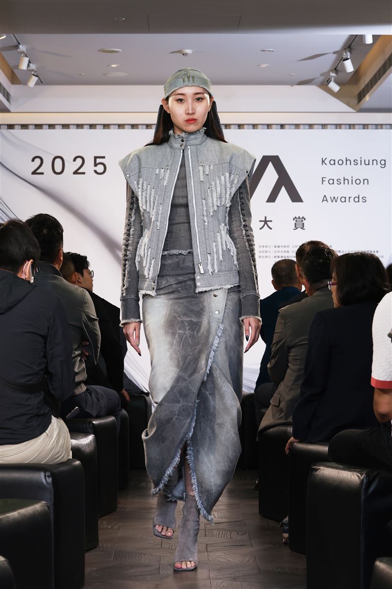 第六屆高雄時尚大賞今（18）日於THE AMNIS然一酒店舉辦入圍作品發表暨交流茶會，從百件作品中脫穎而出的八組入圍品牌搶先亮相，由專業模特兒展演新銳設計作品，並為12月20日的決賽舞台預熱暖身。（圖／高雄市政府提供）
