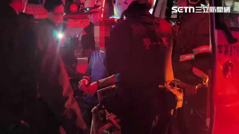 北市蔡男酒後在家持刀揮舞，還開門襲警遭逮。（圖／翻攝畫面）