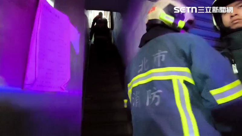 北市蔡男酒後在家持刀揮舞，還開門襲警遭逮。（圖／翻攝畫面）