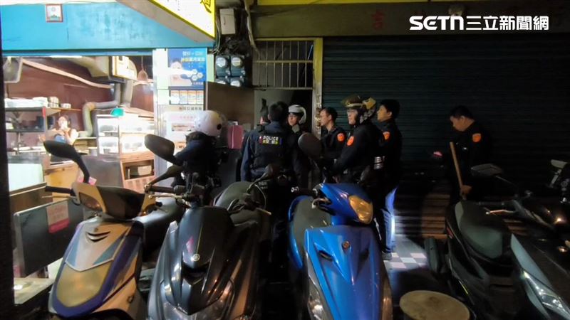 北市蔡男酒後在家持刀揮舞，還開門襲警遭逮。（圖／翻攝畫面）