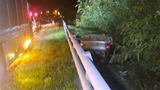 離奇！台11汽車自撞護欄翻車駕駛去向成謎