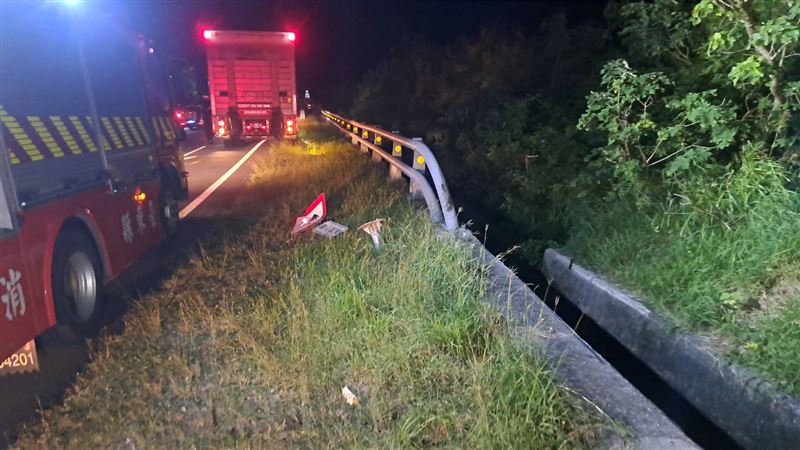 護欄被撞擊的痕跡。（圖／翻攝畫面）