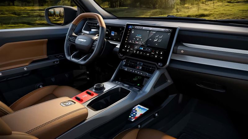 車內兩具直立螢幕分別是12.3吋儀錶與14.5吋中控。（圖／翻攝Jeep網站）