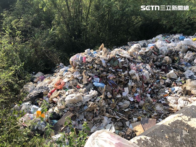 月世界成為垃圾山，高市環保局追出破袋來自台南，南市府鐵腕徹查。（圖／南市府提供）