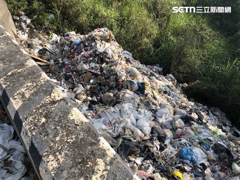 南市府透過破袋檢查、清運車輛軌跡勾稽及監視器比對等多重證據鏈，鎖定善化區某清除業者涉有重嫌。圖／南市府提供）