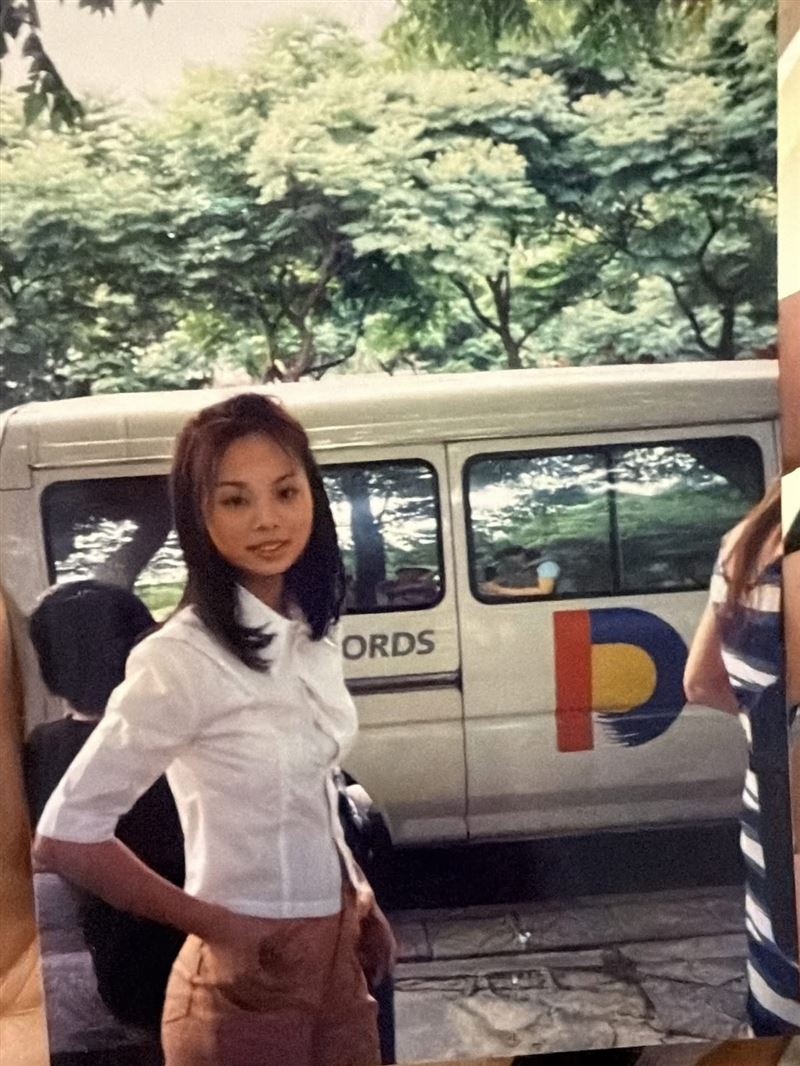 孫淑媚發文貼出自己16歲時的青澀模樣，並幽默寫下當時的公司車坐起來平穩到不行，因為車上載著「正貨」。（圖／翻攝自孫淑媚臉書）