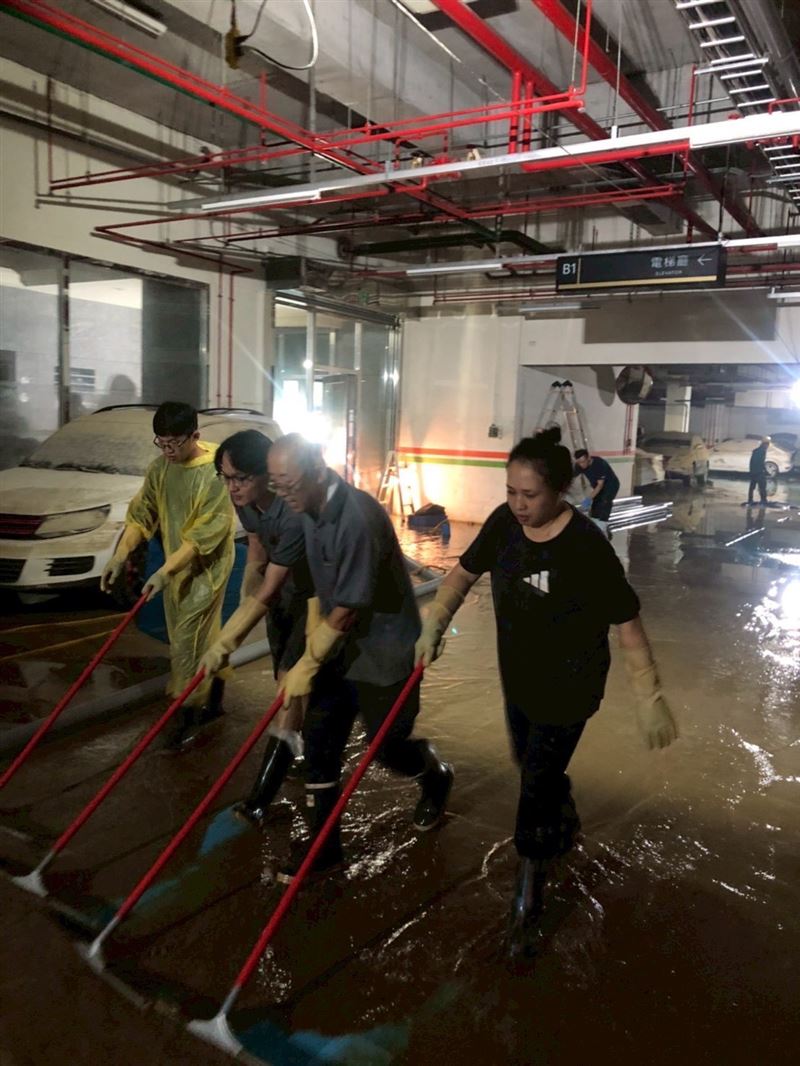 煙波大飯店蘇澳四季雙泉館臉書粉專18日貼出清理地下樓層照片。（圖／翻攝自煙波大飯店蘇澳四季雙泉館）