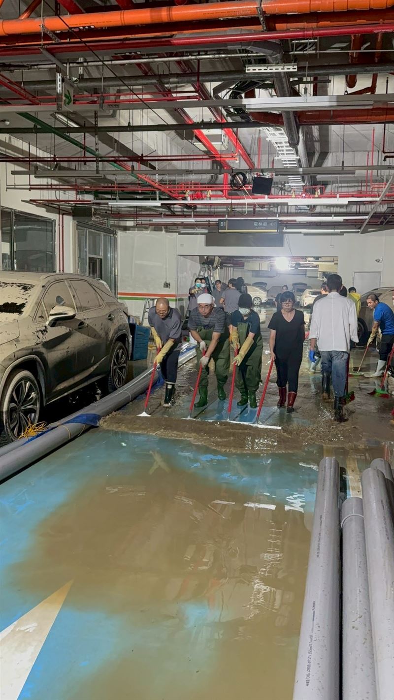 煙波大飯店蘇澳四季雙泉館臉書粉專18日貼出清理地下室照片。（圖／翻攝自煙波大飯店蘇澳四季雙泉館）