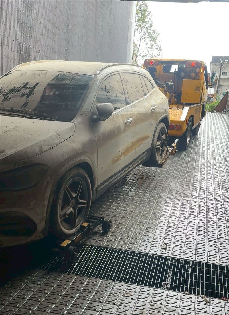 煙波大飯店蘇澳四季雙泉館臉書粉專18日貼出拖吊淹水車照片。（圖／翻攝自煙波大飯店蘇澳四季雙泉館）