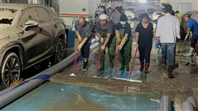 煙波大飯店蘇澳四季雙泉館臉書粉專18日貼出清理地下室、拖吊淹水車照片。（圖／翻攝自煙波大飯店蘇澳四季雙泉館）