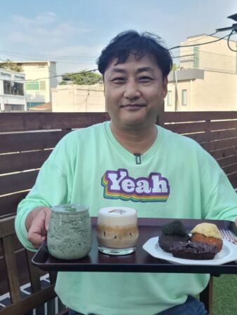 金水龍拍攝一半倒下，被送往醫院。（圖／翻攝自IG）