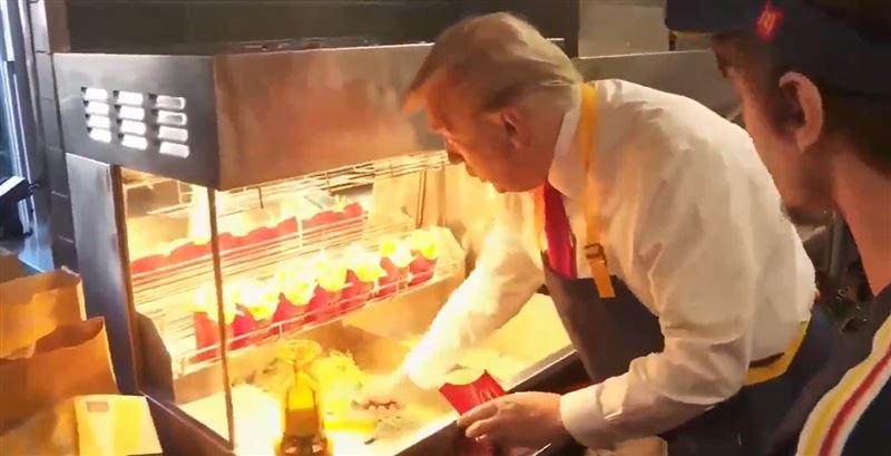 2024年總統大選前夕，川普為了回擊對手賀錦麗數度提及她在麥當勞打工的經歷，造訪費城郊區的一家麥當勞擔任店員，穿上圍裙炸著薯條的景象當時引發熱烈討論。（圖／翻攝畫面）