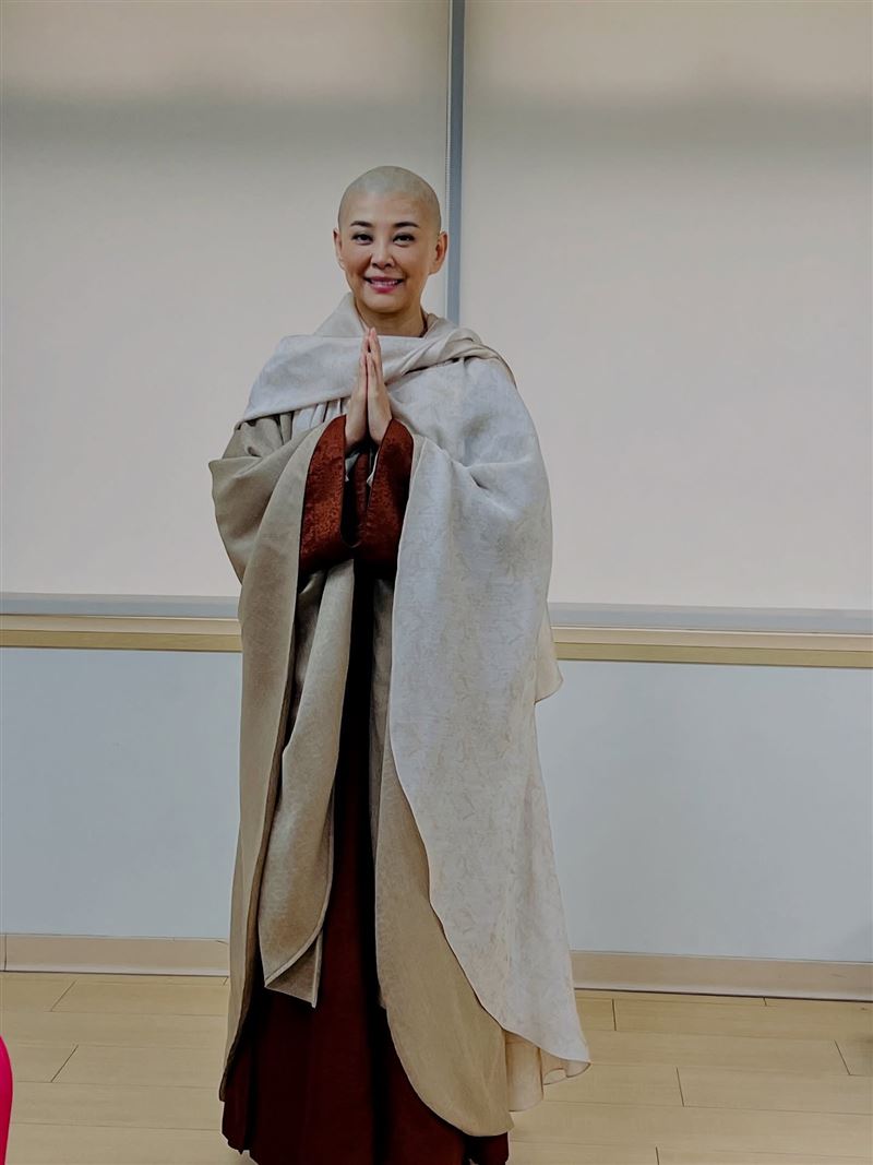 方馨出道逾25年首度以光頭造型示人。（圖／翻攝自方馨臉書）