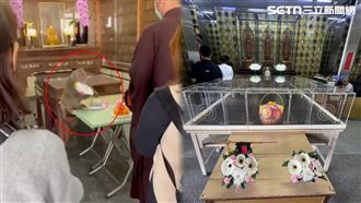 捧骨灰…猴搶祭品！廟裝罩：怕祖先沒得吃