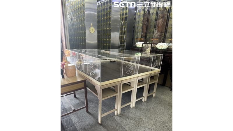 近期打造一套「守護祭品防偷吃」的壓克力盾牌，讓家屬安心拜拜。（圖／「陽光禮儀￼&bull;生前契約」提供）