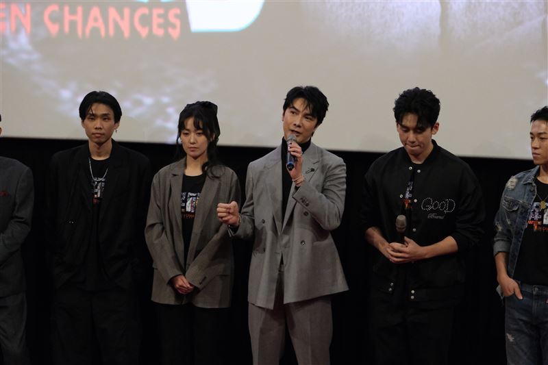 謝佳⾒（中）在片中飾演關鍵⾓⾊。（圖／陳孝志提供）