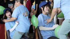 胡瓜玩坐氣球不小心摸到籃籃胸部。（圖／翻攝自s8714451 Threads）