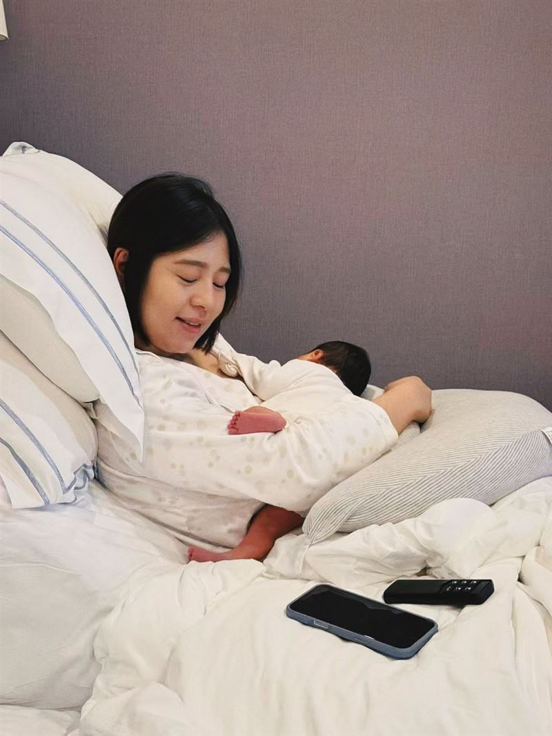 劉品言今（19）天午間在社群媒體曬照表示，臉圓圓，鼻子高高，腳長長，應該是衝著漂亮來的吧！（圖／翻攝自劉品言臉書）