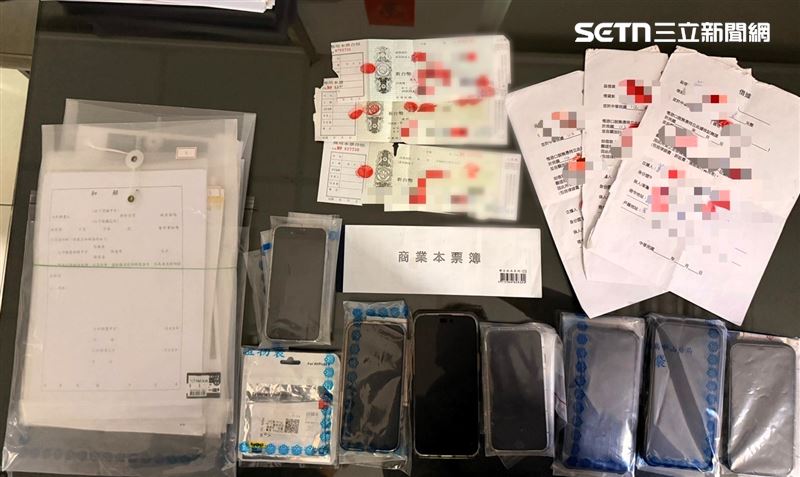 警方在李哲瑋洗車行查扣本票、帳本及手機等證物。（圖／翻攝畫面）