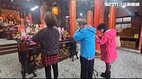 新／呂文婉拜廟遭陌婦塞籤　拱天宮說話了（圖／翻攝畫面）