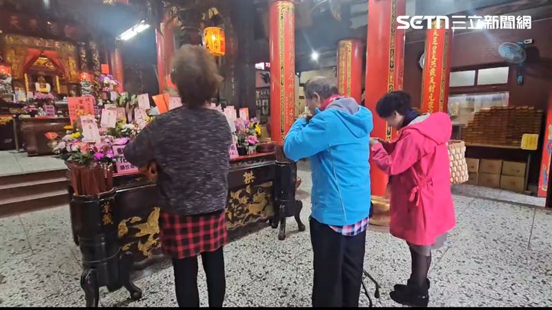 新／呂文婉拜廟遭陌婦塞籤　拱天宮說話了