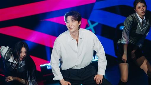 李鍾碩寵粉爆表　牽手抱抱摸頭殺全開超甜