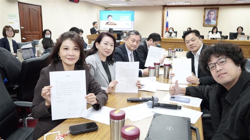 綠委在外交國防委員會中提譴責中共案。（圖／林楚茵辦公室提供）
