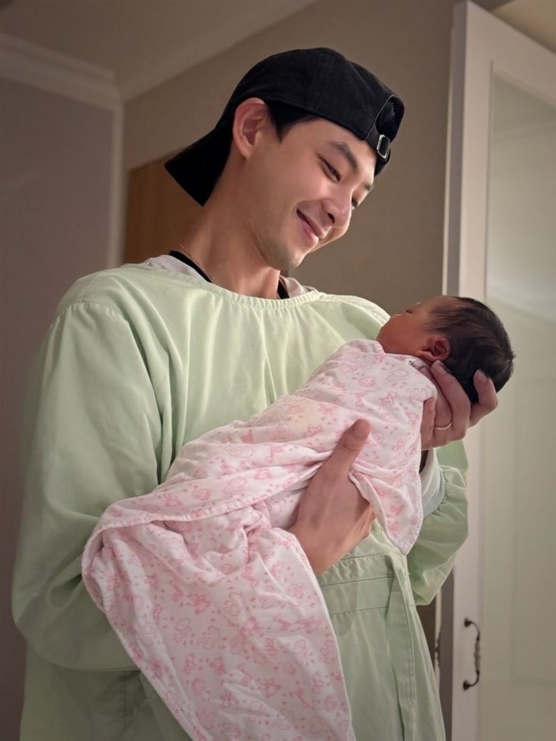 新手爸爸連晨翔眼神愛意藏不住。（圖／翻攝自臉書）