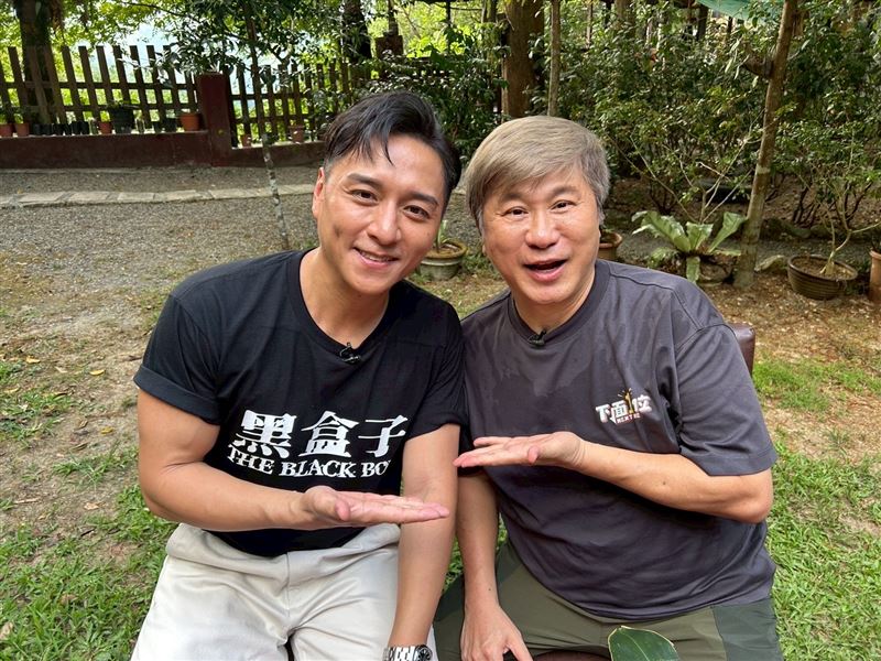 胡瓜（右）訪問鄭人碩。（圖／《下面一位》提供）