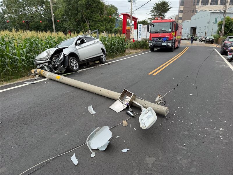 車輛自撞電線杆，電線杆倒塌路中影響雙向車流。（圖／翻攝畫面）