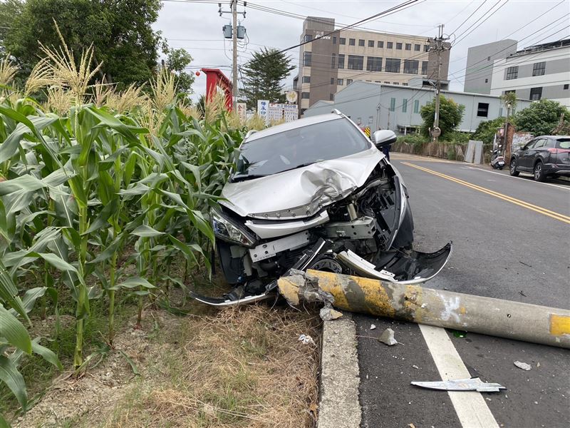 男子開車突然自撞路邊電線桿。（圖／翻攝畫面）