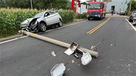 中山醫院,台中,開車,撞斷電線桿,胸痛,自撞（圖／翻攝畫面）
