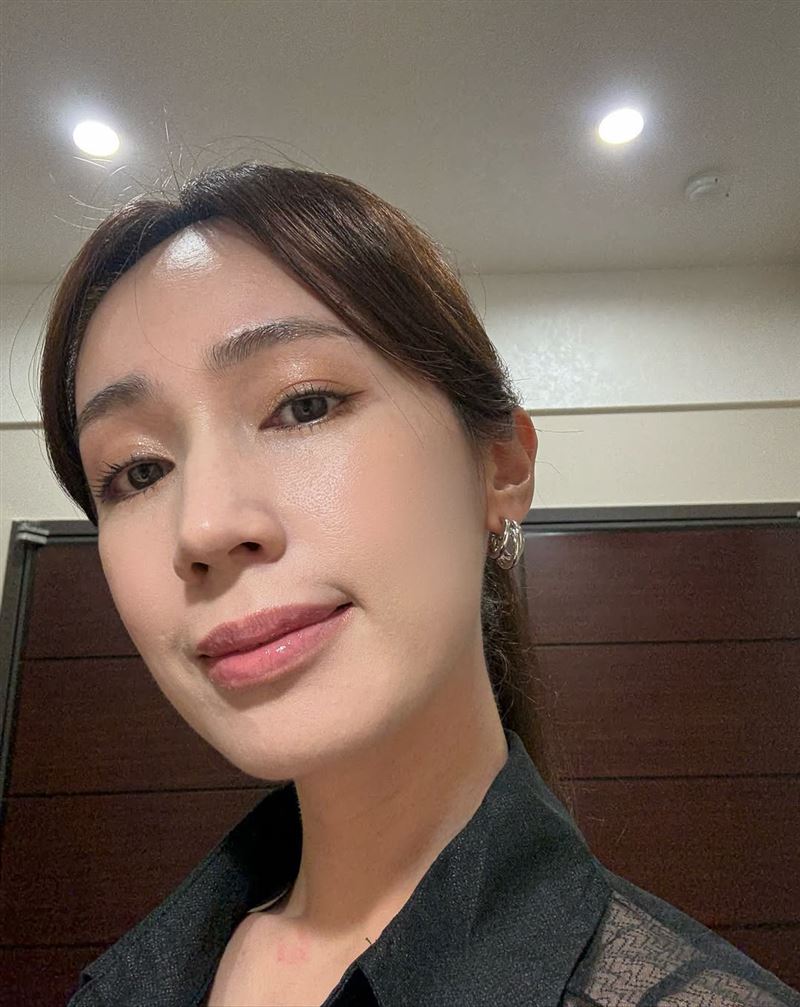 小薰和家人一起去夜店玩，黑色薄紗透視裝超辣。（圖／翻攝自小薰IG）