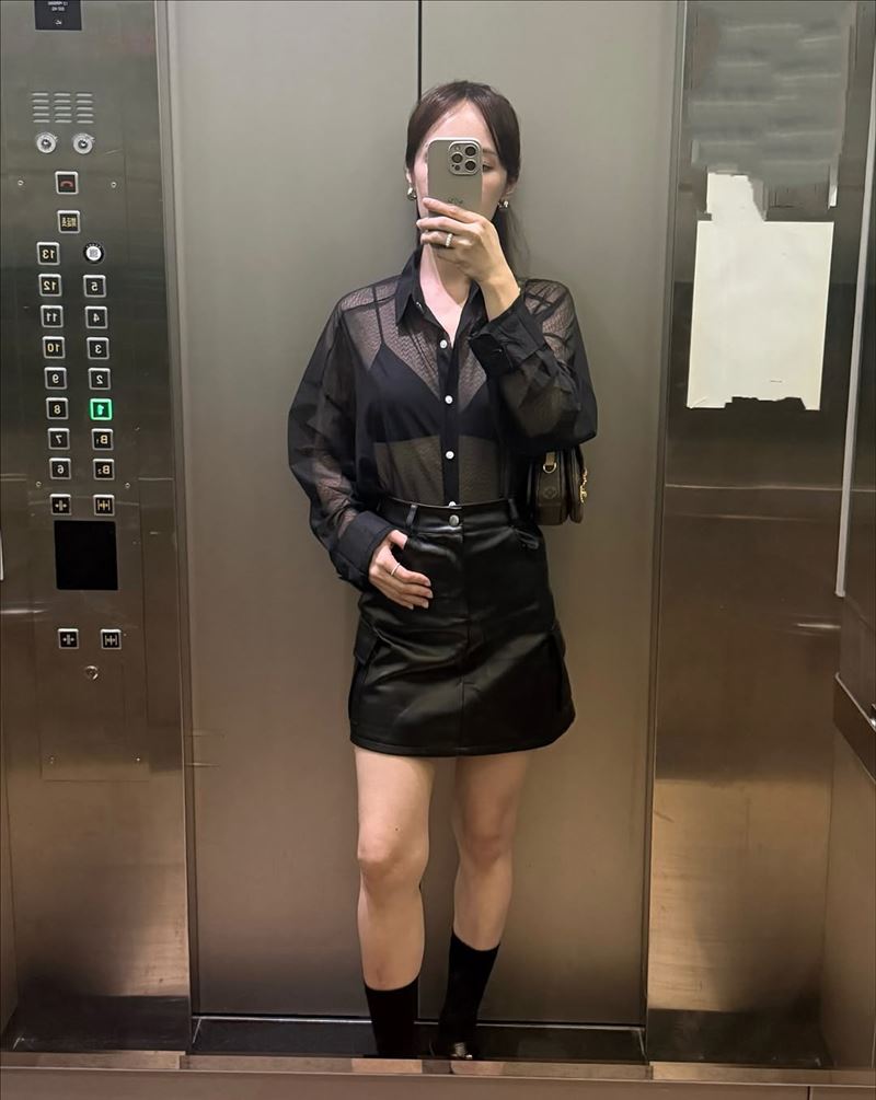 小薰和家人一起去夜店玩，黑色薄紗透視裝超辣。（圖／翻攝自小薰IG）