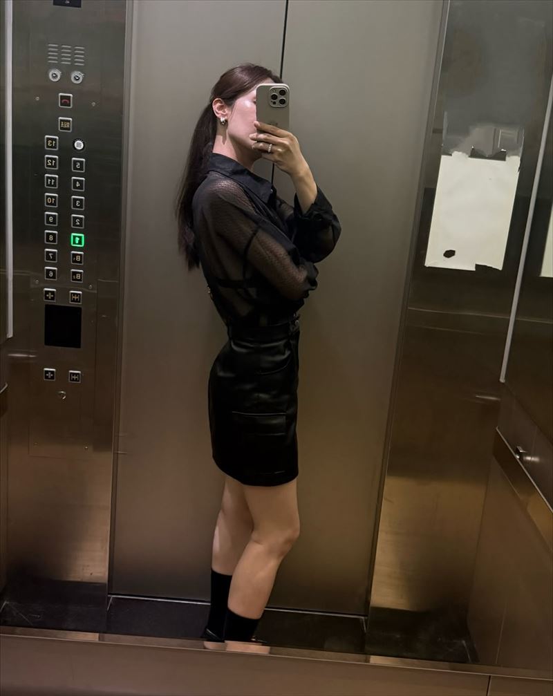 小薰和家人一起去夜店玩，黑色薄紗透視裝超辣。（圖／翻攝自小薰IG）