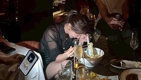 小薰和家人一起去夜店玩，黑色薄紗透視裝超辣。（圖／翻攝自小薰IG）