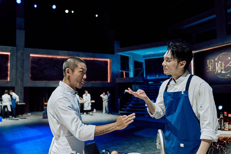 胡宇威跟主廚互動。（圖／三立提供）
