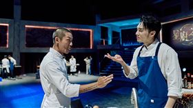 胡宇威跟主廚互動。（圖／三立提供）