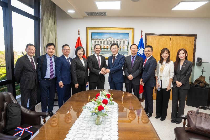 立法院副院長江啟臣（右5）日前率跨黨派立委訪問團訪問巴拉圭，他在拜會巴拉圭眾議長拉多雷（左5）時表示，巴拉圭是台灣在南美洲最堅定的友邦，雖然兩國地理相距遙遠，但因共享普世價值，彼此感覺像家人幾乎「零距離」。（立法院提供）