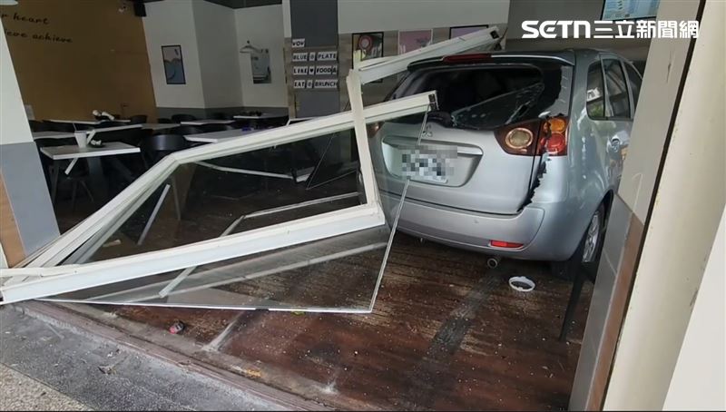 梁姓女駕駛稱因誤踩油門，才導致事故發生。（圖／翻攝畫面）